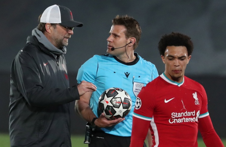 34岁阿联酋国脚奥马尔宣布退役，曾斩获亚洲足球先生（阿联酋国脚奥马尔34岁挂靴，曾获亚洲足球先生）