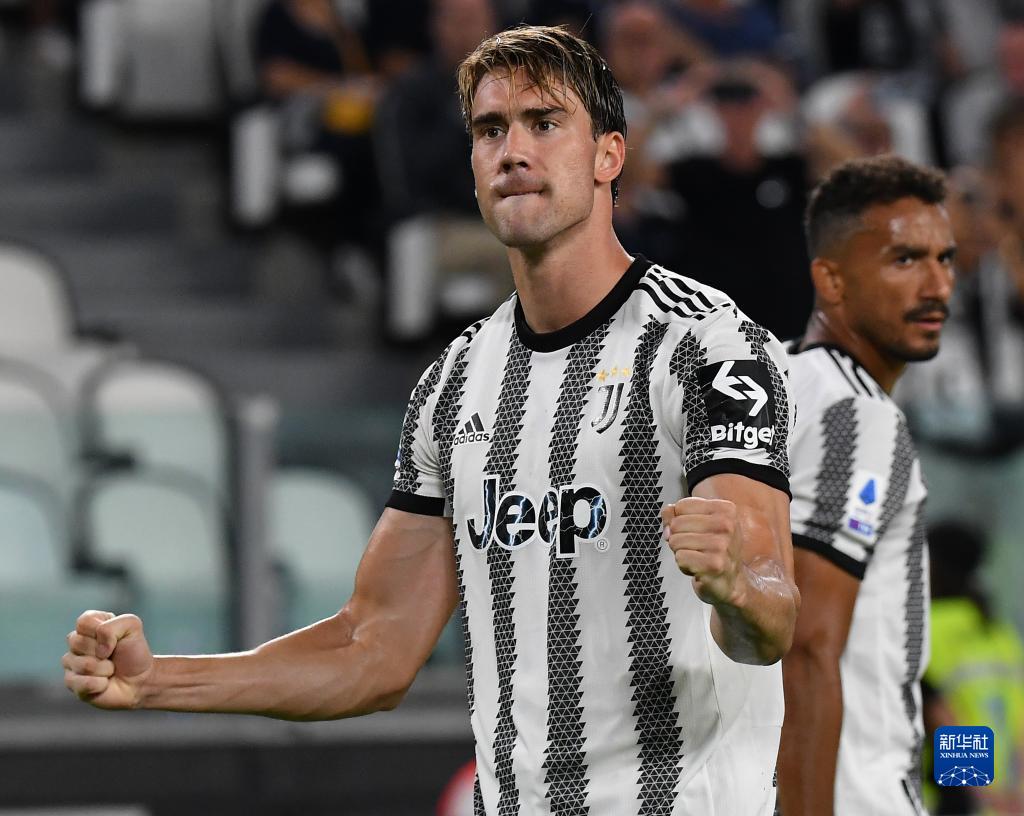 国脚中场精准传球，撕开对手防线