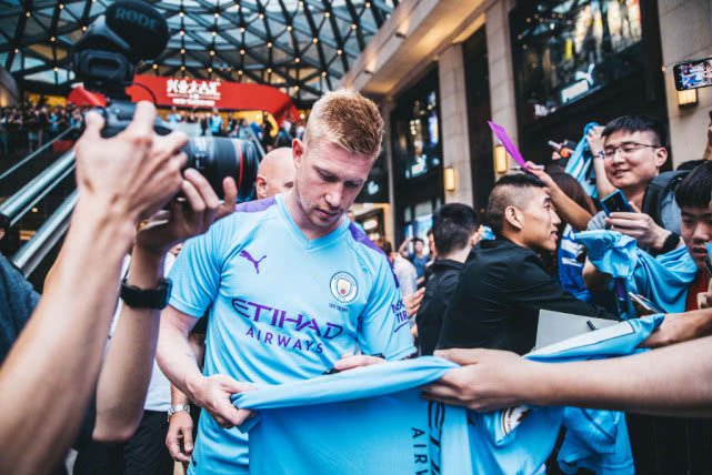 恐怖慎入，加纳国脚弗朗西斯在与日本友谊赛中小腿遭90度弯曲（惊险一幕：加纳国脚弗朗西斯在与日本的友谊赛中小腿重伤）