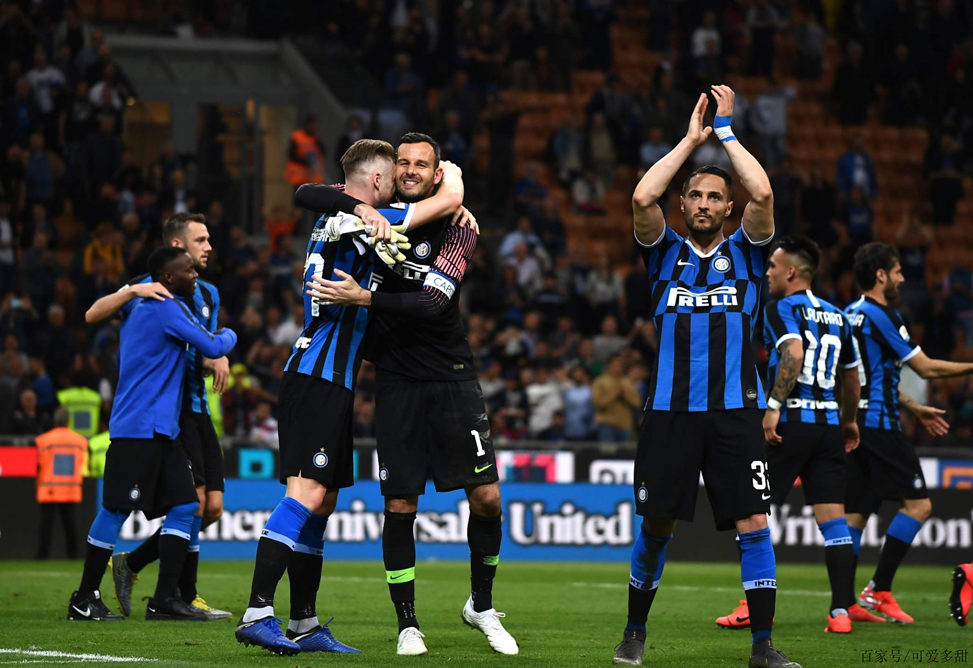 太阳报：英乙球迷朝对方门将扔椅子，被球队主帅严厉批评