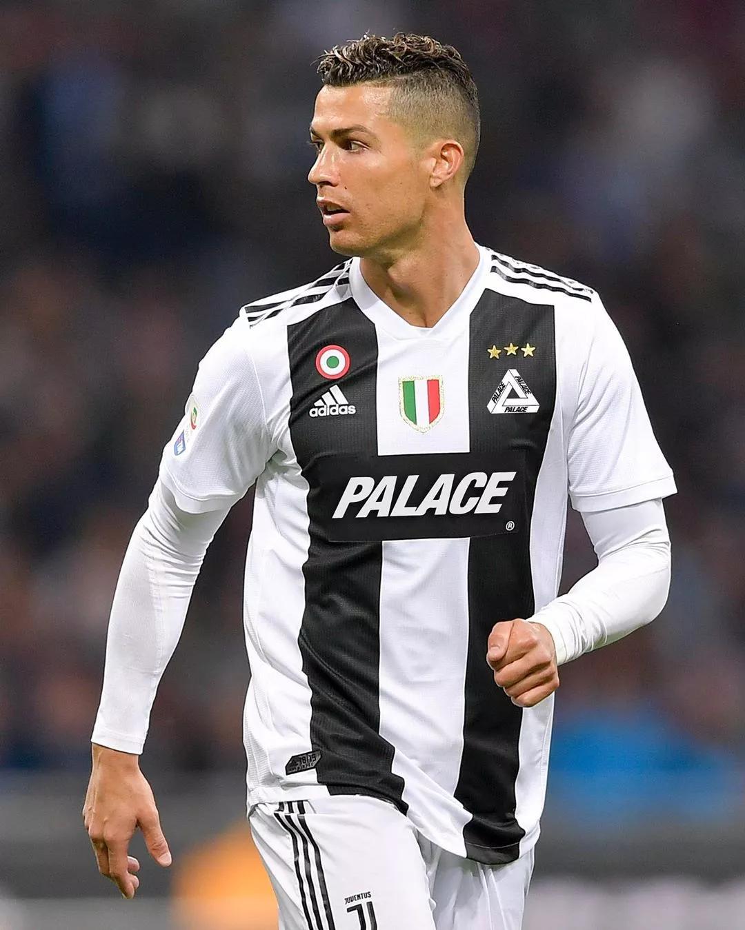 成都蓉城教练组现场观战中韩战，徐正源、金亨镒在场