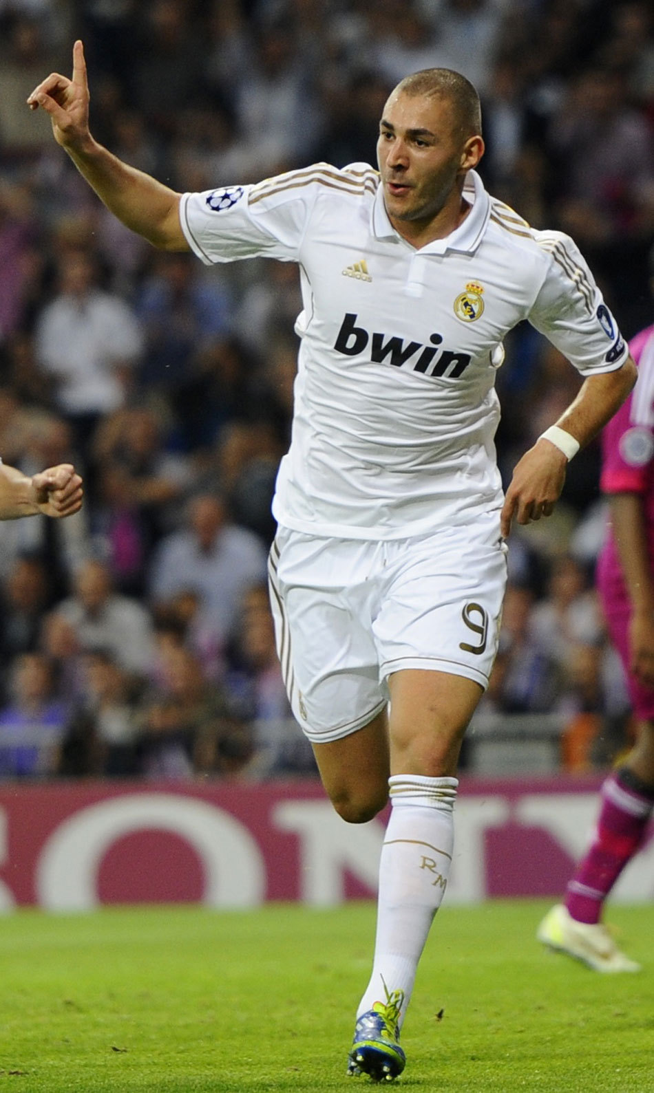 维埃里：现在拿皮奥和其他人比较毫无意义，应该让他安心踢球（维埃里：别再把皮奥和别人对比了，让他专心踢球）