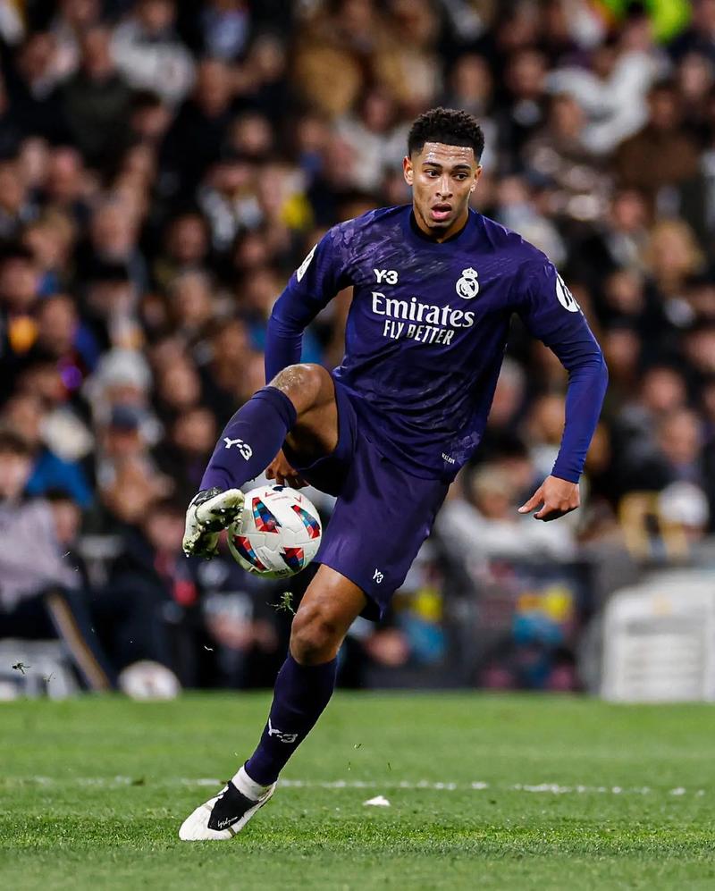 中国乒乓球队在关键战中被法国新星勒布伦逆转，展现技术与心理博弈，国乒面临严峻挑战。